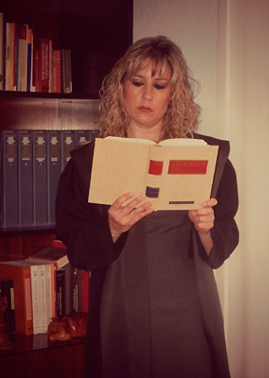 Abogada Elena Martínez Castellanos abogada mirando libro